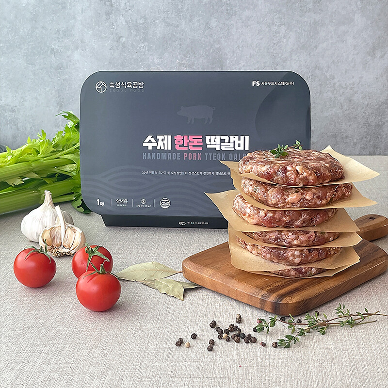 마켓Q,숙성식육공방 프리미엄 수제 한돈 떡갈비 1kg,고기를 갈지않고 직접 치대고 정성스레 다져 만드는 수제공법으로 느낄 수 있는 부드러움과 쫄깃한 식감. 풍부한 육즙!,,35741,떡갈비 , 한돈떡갈비 , 수제떡갈비 , 아이반찬 , 프리미엄 , 수제한돈떡갈비 , 밥반찬 , 안주 , 고기 , 돼지고기 , 에어프라이어사용 ,냉동식품,식품 > 축산